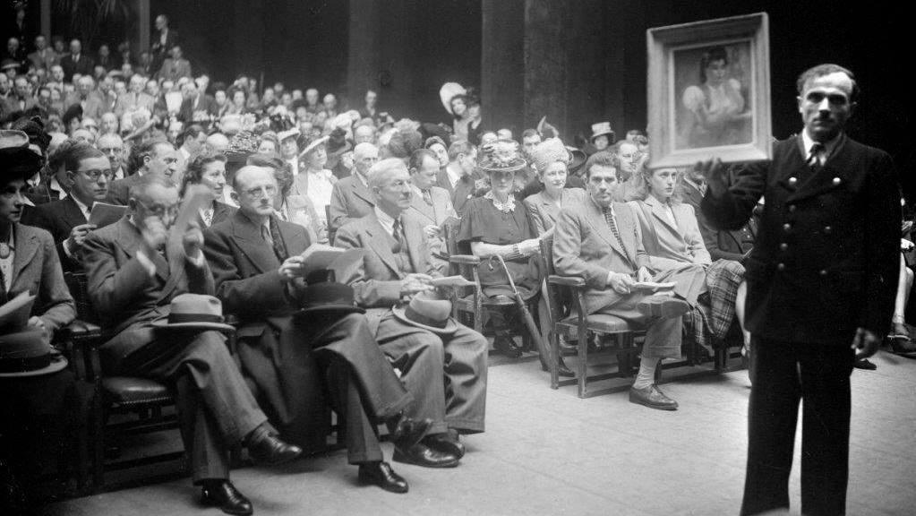 Photo d'une vente aux enchères durant la guerre