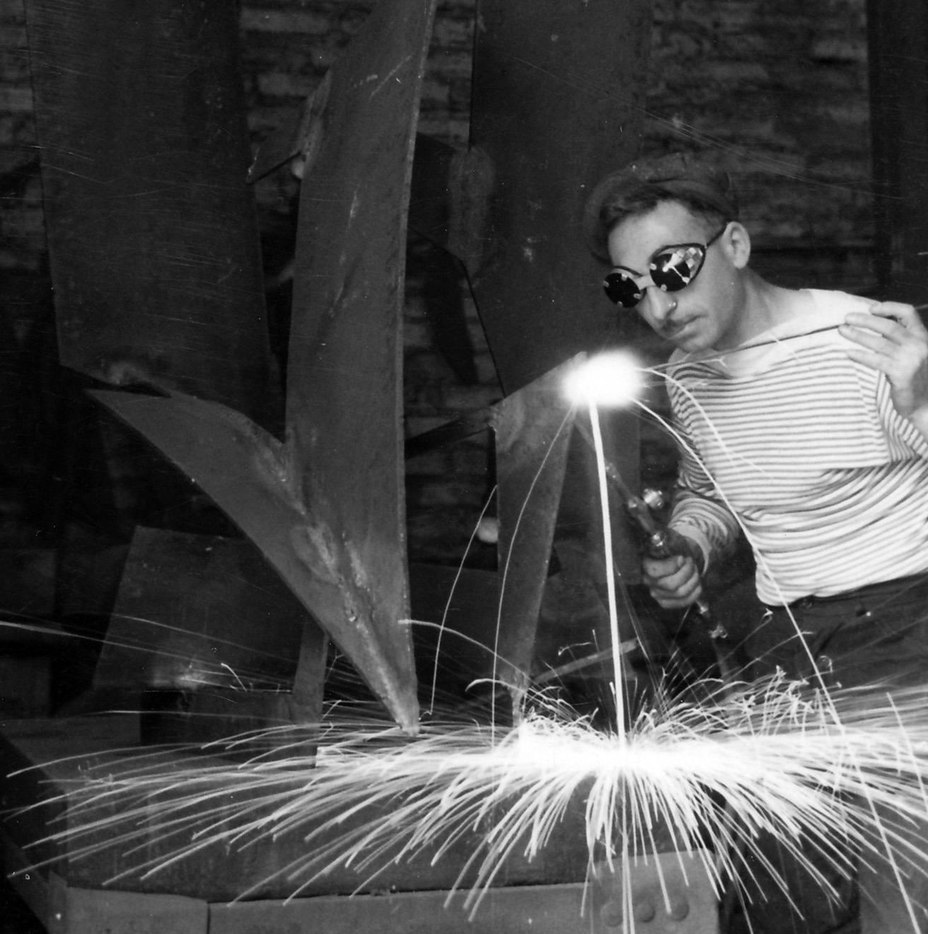 Francesco Marino di Teana soude à la brasure la sculpture Hommage à Icare.