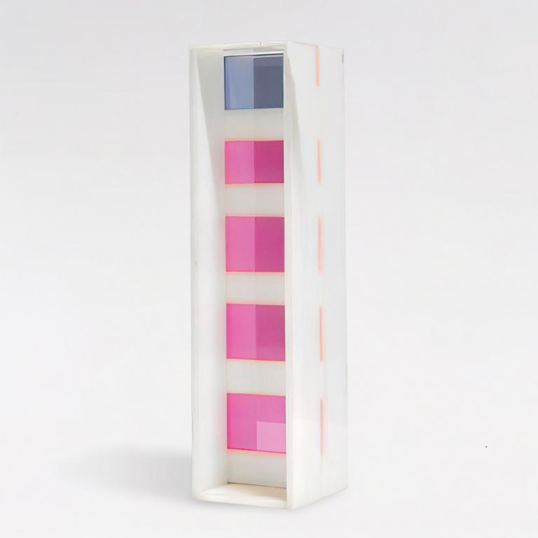 Catalogue raisonné, Colonne en plexiglas rose et bleue