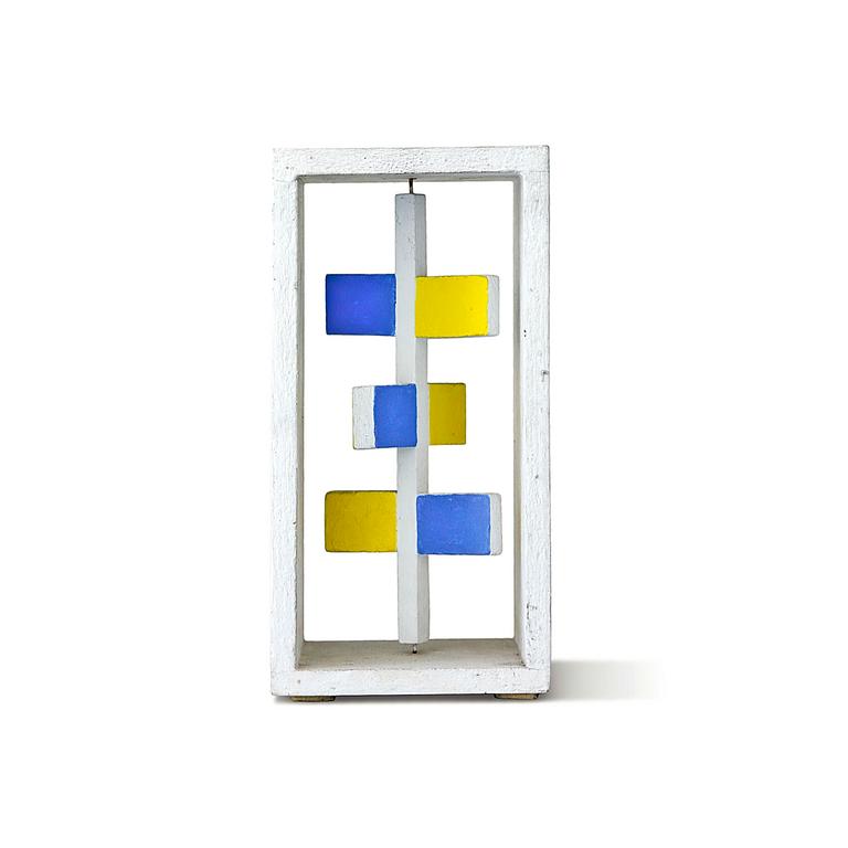 Albert Chubac, Sculptue boîte aux rectangles jaunes et bleus sur un axe