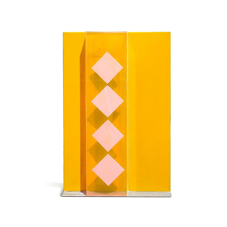 Albert Chubac, Sculpture en plexiglas sur fond jaune