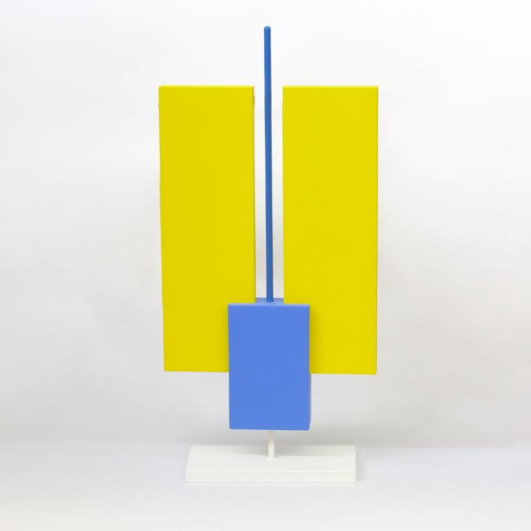 Sculpture, bois et métal peint, deux rectangles jaunes en symétrie et un rectangle bleu, dim H 79 cm, numérotée E.A. 1/4, signée et datée 1998