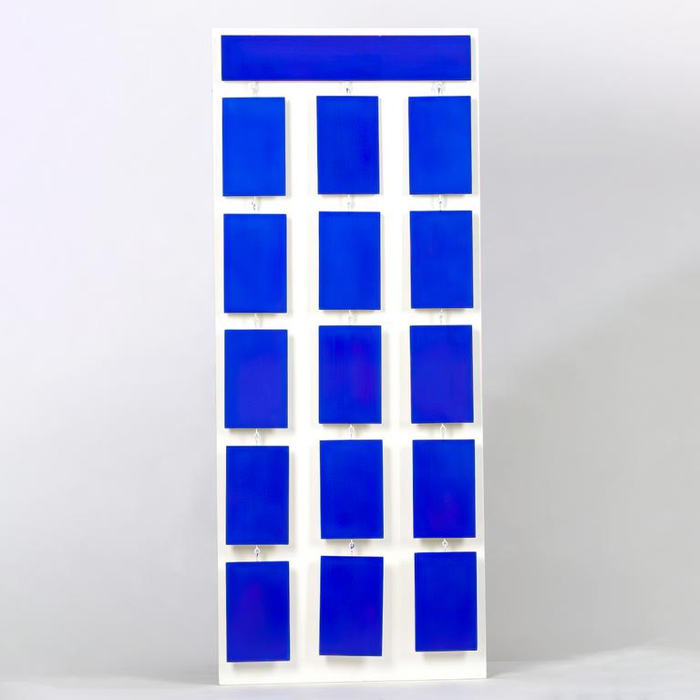 Albert Chubac, Sculpture aux rectangles bleus suspendus, 1980