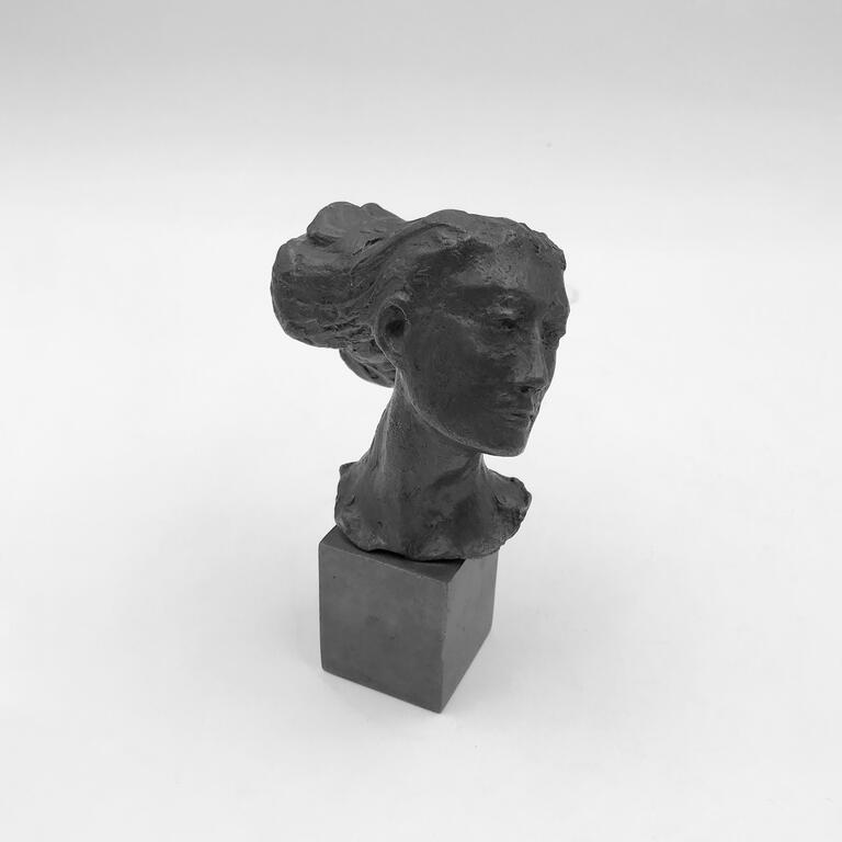 Petite Tête de femme par Louis Derbré