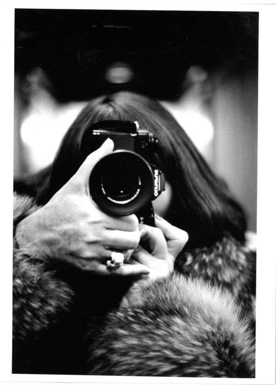 Alice Springs, Autoportrait, Paris, 1986. Tirage argentique d'époque, 23 x 15.3 cm © Helmut Newton Foundation