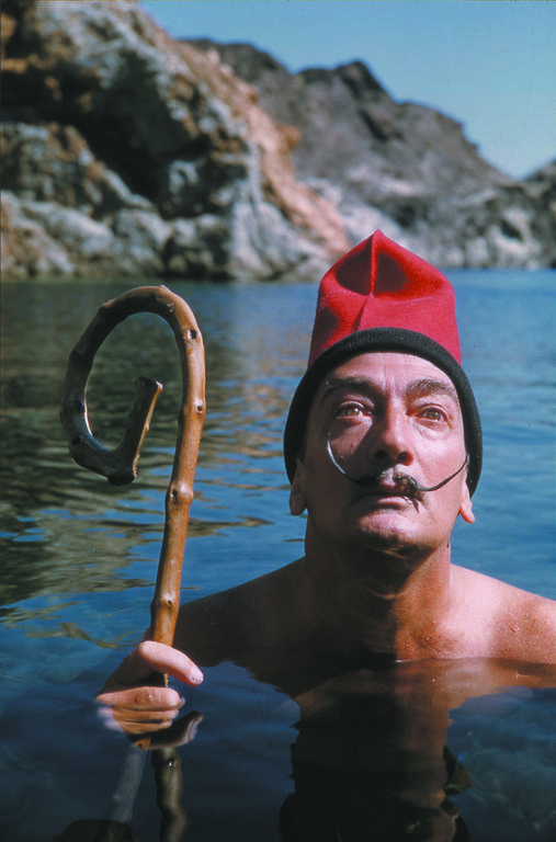 Salvador Dalí au barretina à Cap de Creus, 1955 , photo Robert Descharnes