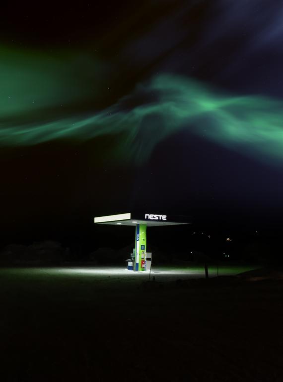 BAUréalis, photographie d'une aurore boréale au-dessus d'une station service, 2023 