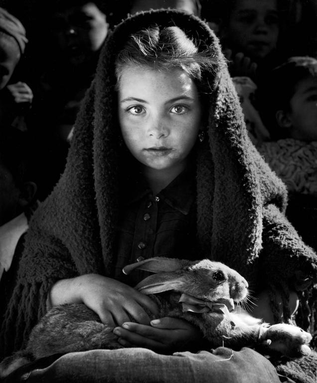 Jean Dieuzaide - La petite fille au lapine, 1954. Copyright Jean Dieuzaide