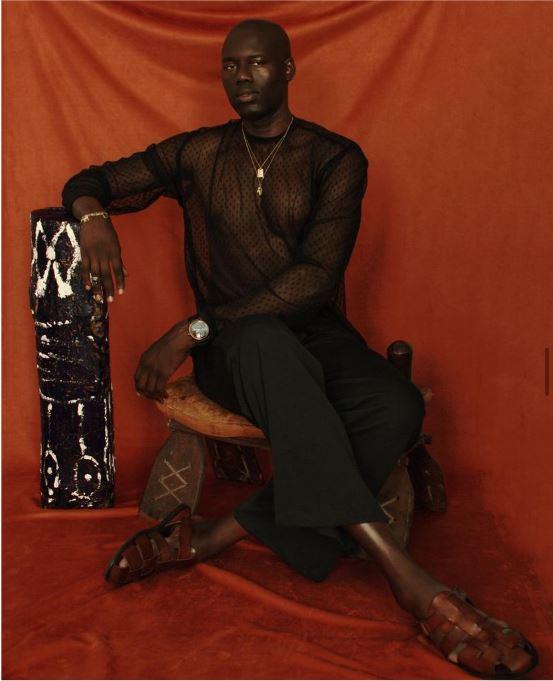 l'artiste Badara Ndiaye, entouré de ses oeuvres. 