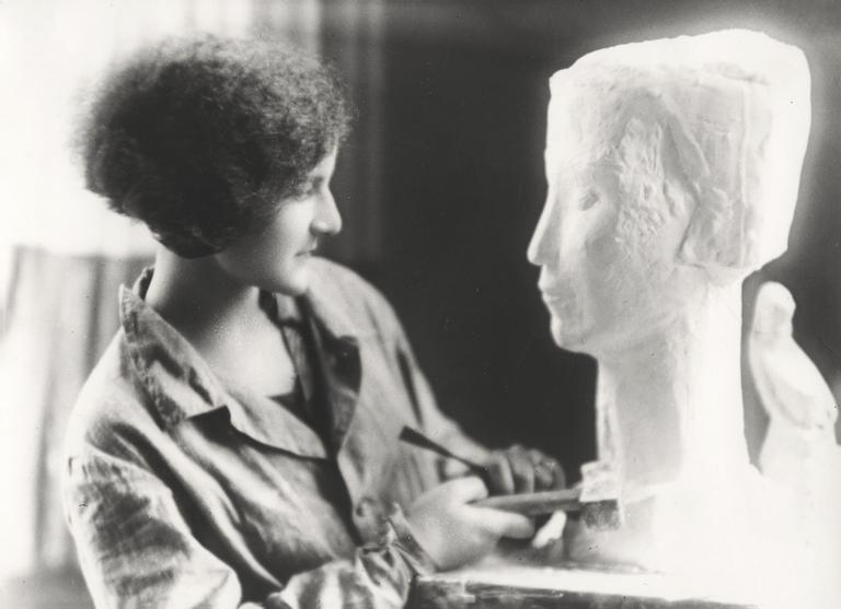 Daria face à sa sculpture 1932 Photo Alban Paris, 46 rue de Pontieu