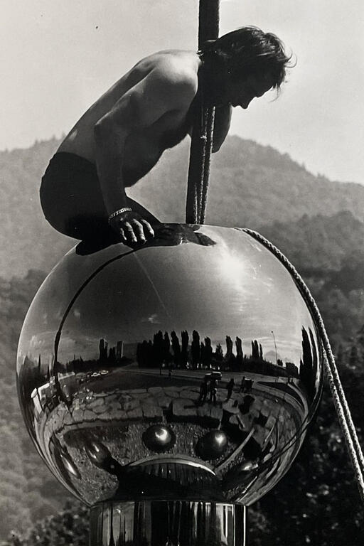 Claude Viseux sur une sculpture