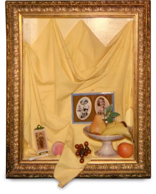 Catalogue raisonné, Claude Gilli, Ex-voto (fruits et tissu jaune) — circa 1962