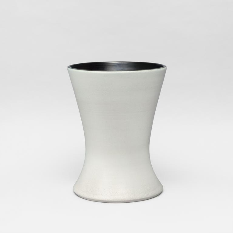 Catalogue raisonné, Pol Chambost, Vase diabolo (blanc noir). Modèle 1047 B — 1954