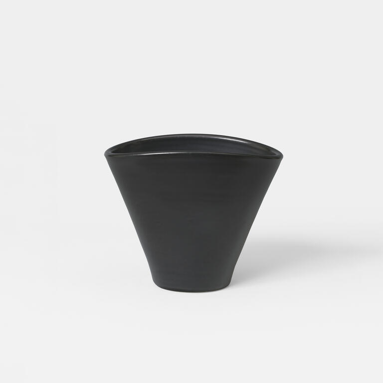 Catalogue raisonné, Pol Chambost, Vase cornet (noir). Modèle 709 B — circa 1959