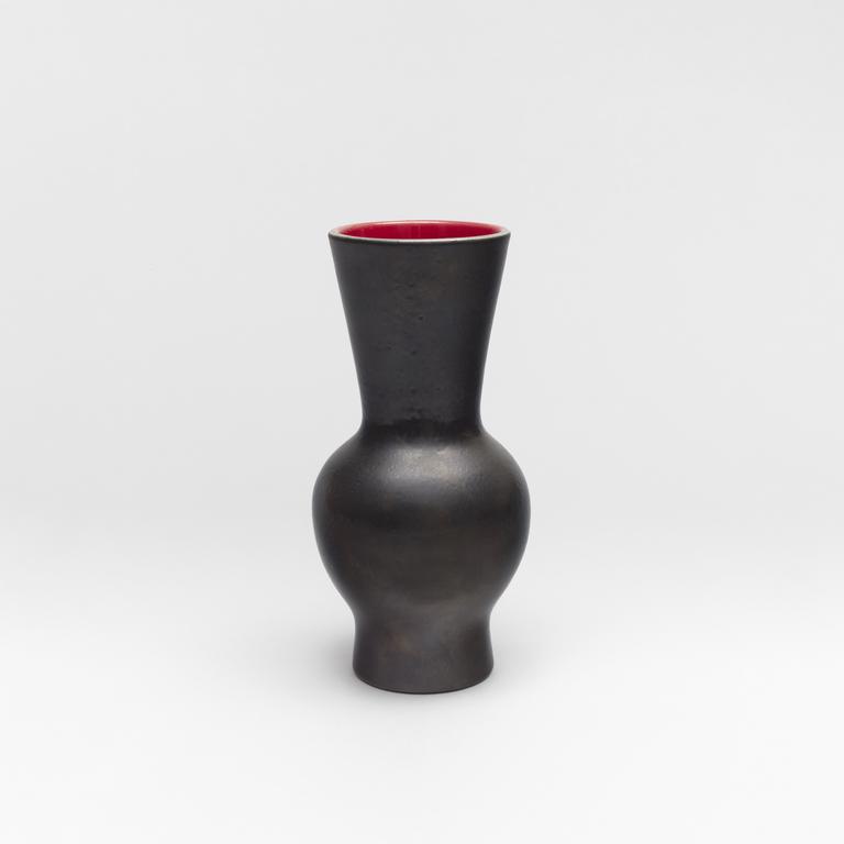 Catalogue raisonné, Pol Chambost, Vase balustre (noir rouge). Modèle 832 — 1954