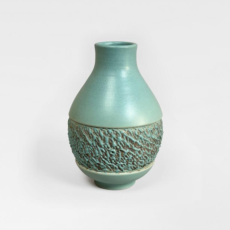Catalogue raisonné, Pol Chambost, Vase à panse œuf sur talon (bleu). Modèle 653 — circa 1936