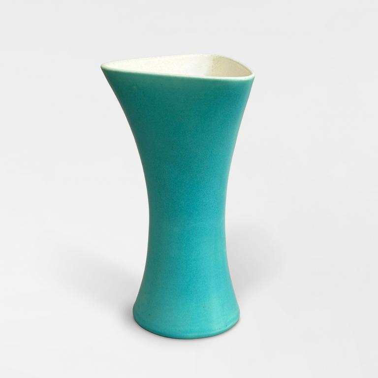 Catalogue raisonné, Pol Chambost, Vase à ouverture triangulaire (bleu). Modèle 1099 — 1956