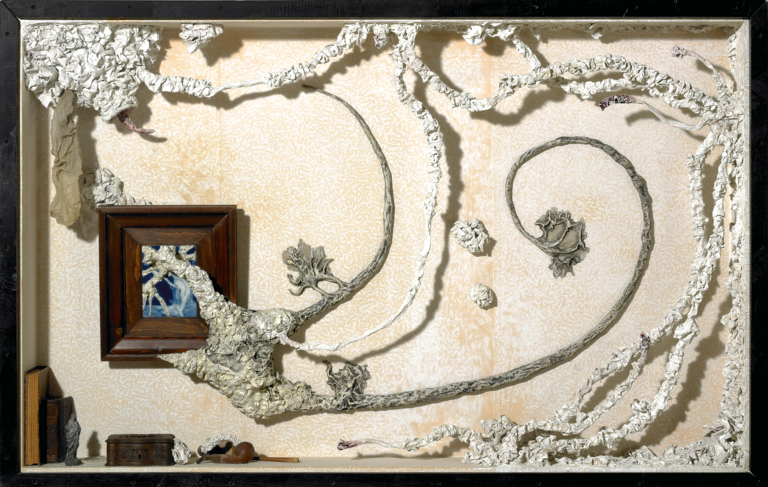 Boîte avec avec formes en papier mâché