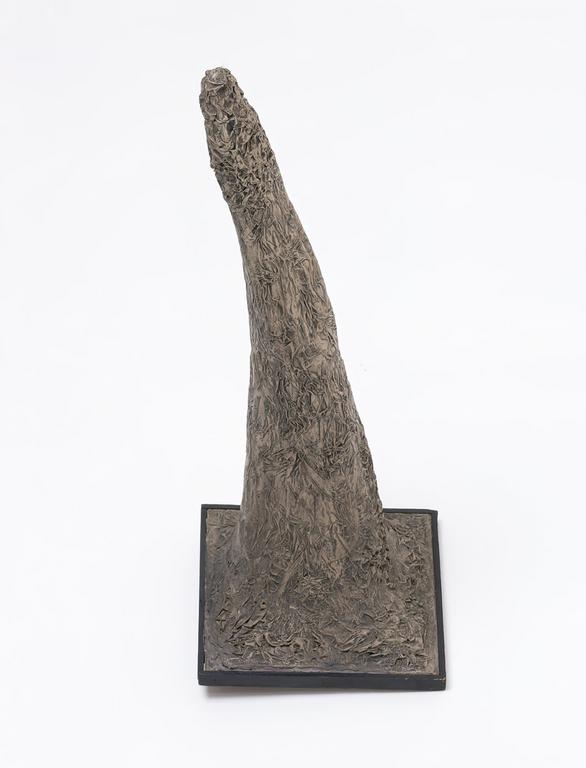 Sculpture en forme de corne en papier mâché