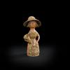 femme au chapeau et au panier conique, années 1960