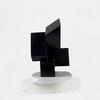 sculpture noire, socle blanc