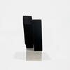 Joel Froment, Totem noir sur socle blanc, vue 1