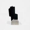 Joel Froment, Totem noir sur socle blanc, vue 2
