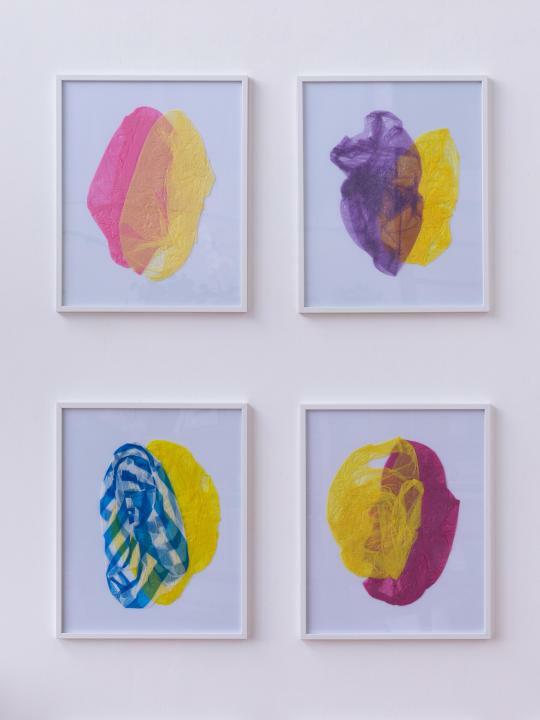 Ha Cha Youn, A Deux-jaune, 2020, Installation variable, sacs plastiques sous cadres, 51.5 x 41.5 cm chaque