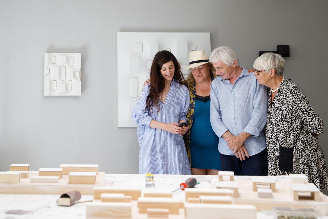 Les artistes et la galeriste dans l'atelier de Jean Charasse 