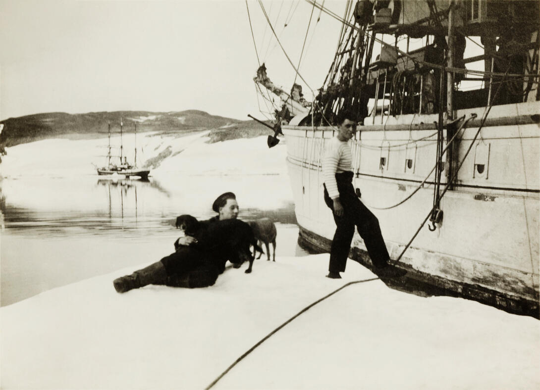 Le trois-mâts Gustav Holm,Marin Marie, Robert Rochard et les deux chiens Bobette et Rockall