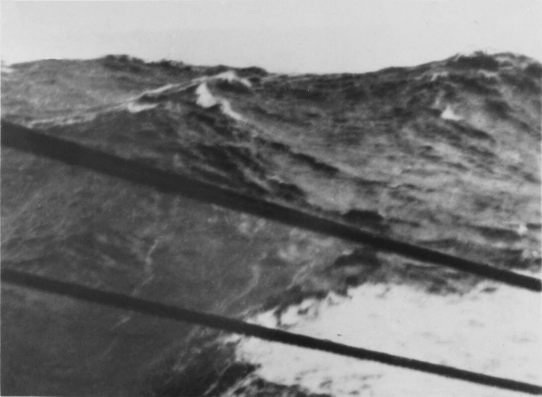 Photo prise par Marin Marie avec l'appareil 33 mm. Tempête de SW . Navire en fuite, 1926