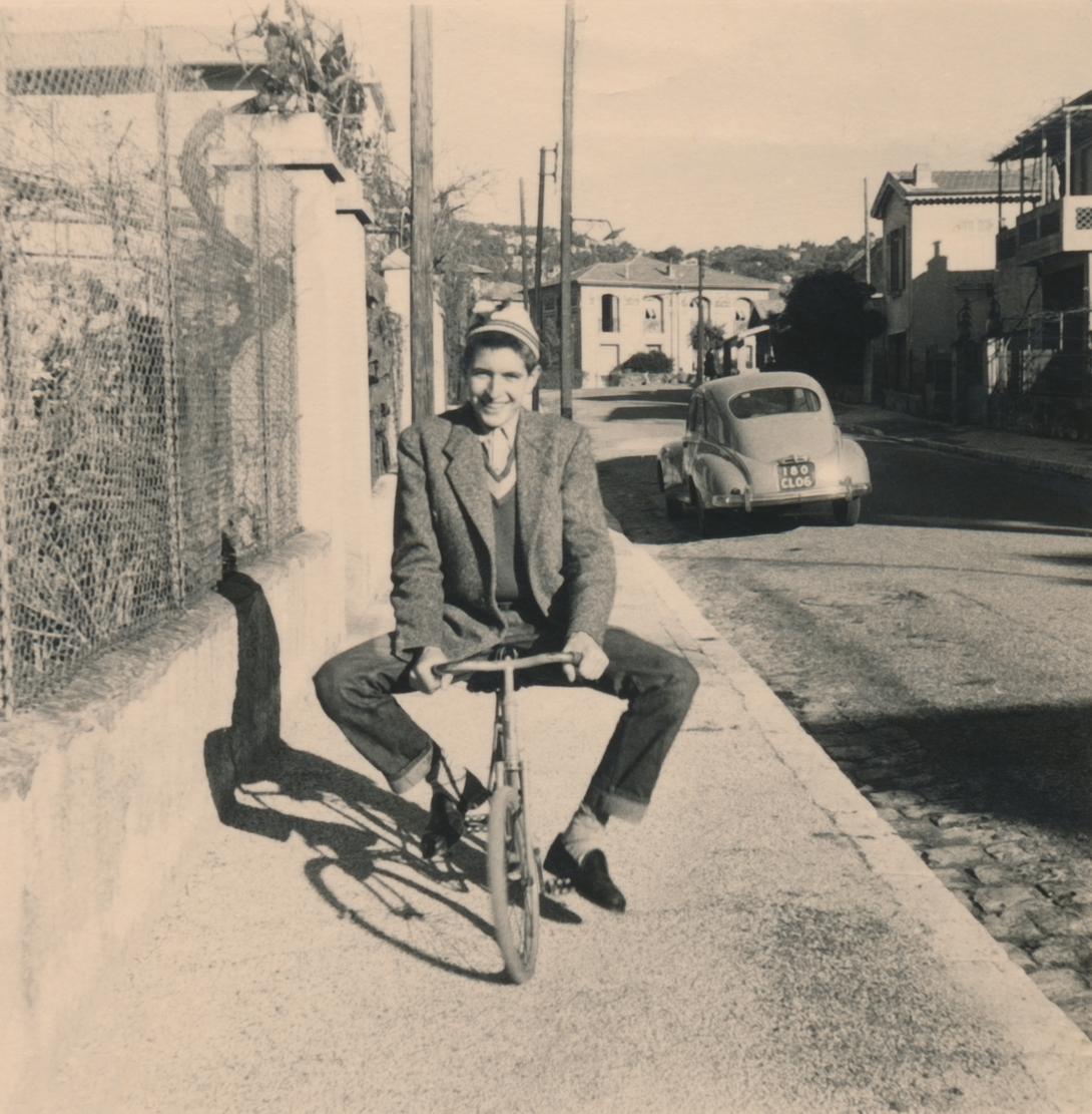 Robert Malaval sur un vélo devant la maison familiale au 10 avenue Jean-Sébastien à Nice