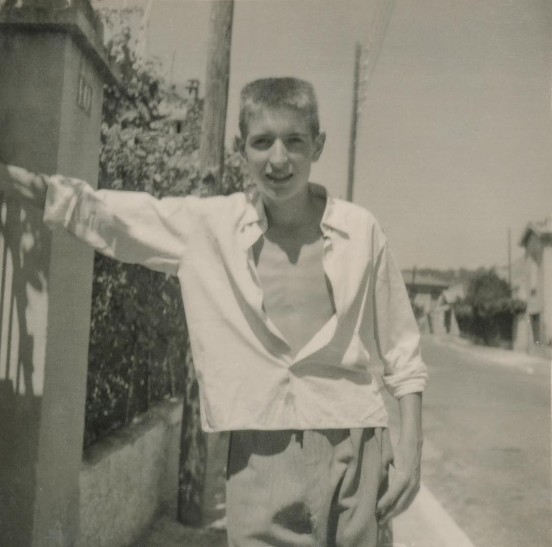 Robert Malaval le 17 août 1954 devant la maison familiale au 10 avenue Jean-Sébastien à Nice