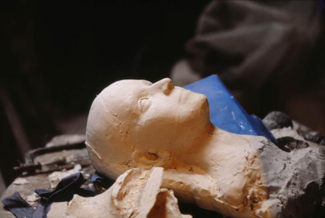 Sculpture de femme dans l'atelier