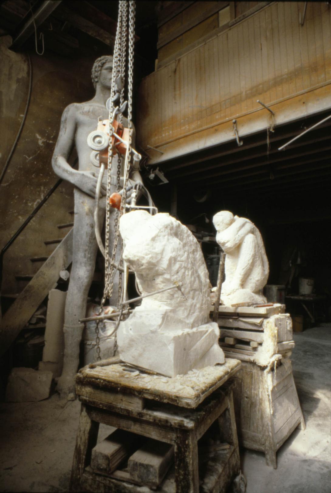 Sculpture de Chebel dans l'atelier