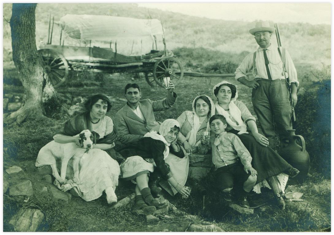 10 Familles Gamsarargan et Djabourov Tashdelen (Turquie) en vacances autour de 1910 Tashdelen en Turquie est une station thermale. Les membres de la famille ont un verre à eau à la main. L'homme au fusil n'est pas un membre de la famille.