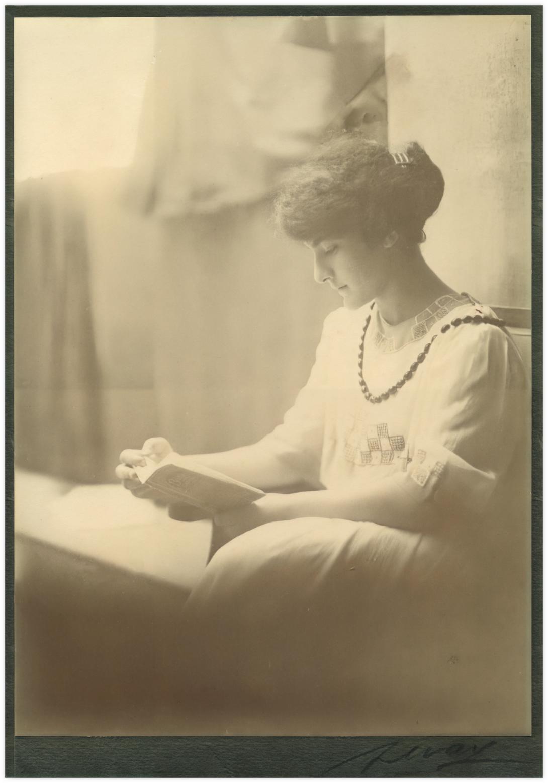 13 Daria plongée dans la lecture Photo Alban 1912