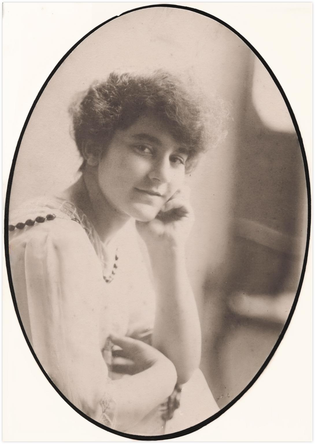 17 Daria songeuse - Photo Alban Alexandrie 1912