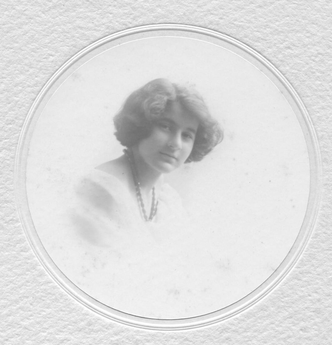 19 Daria médaillon en 1912 Photo Alban Alexandrie