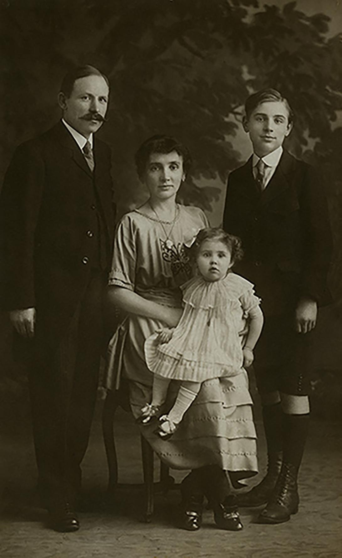 1922-Yvonne-xavier-mes grands parents, ma mère et son frère