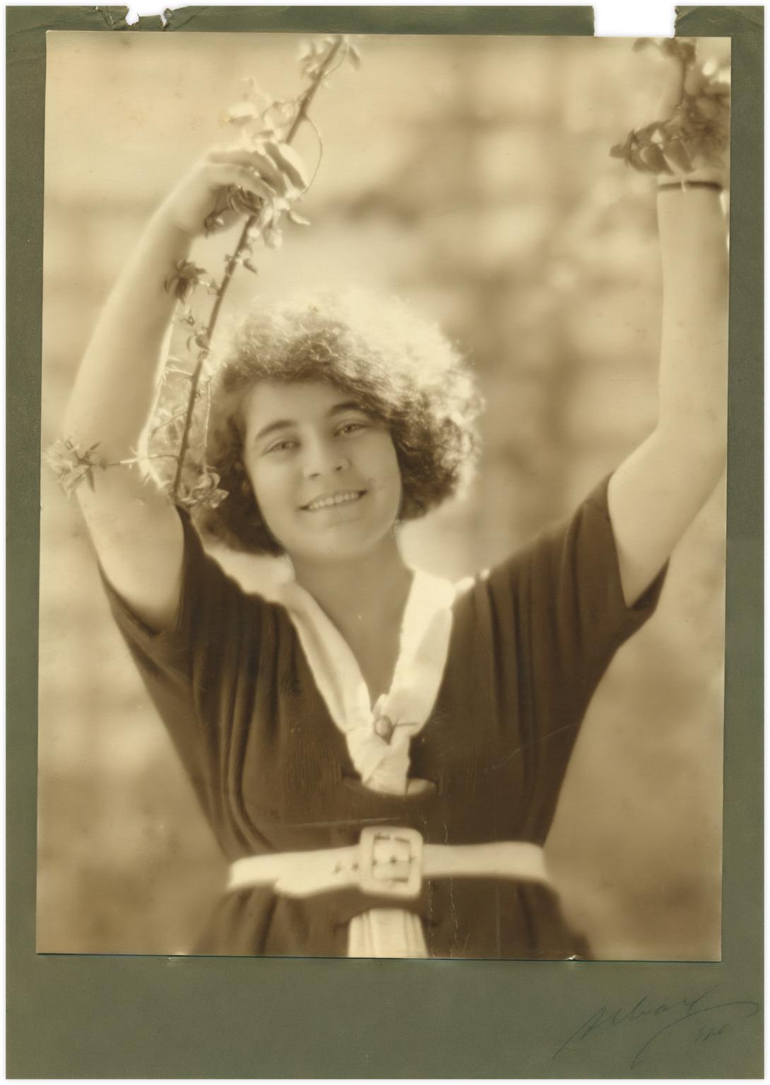 20 Daria salue le printemps à Alexandrie Photo Alban 1920 Elle tient une branche fleurie à la main. Photo Alban 1920. Daria a 18 ans. Elle est rayonnante et heureuse.