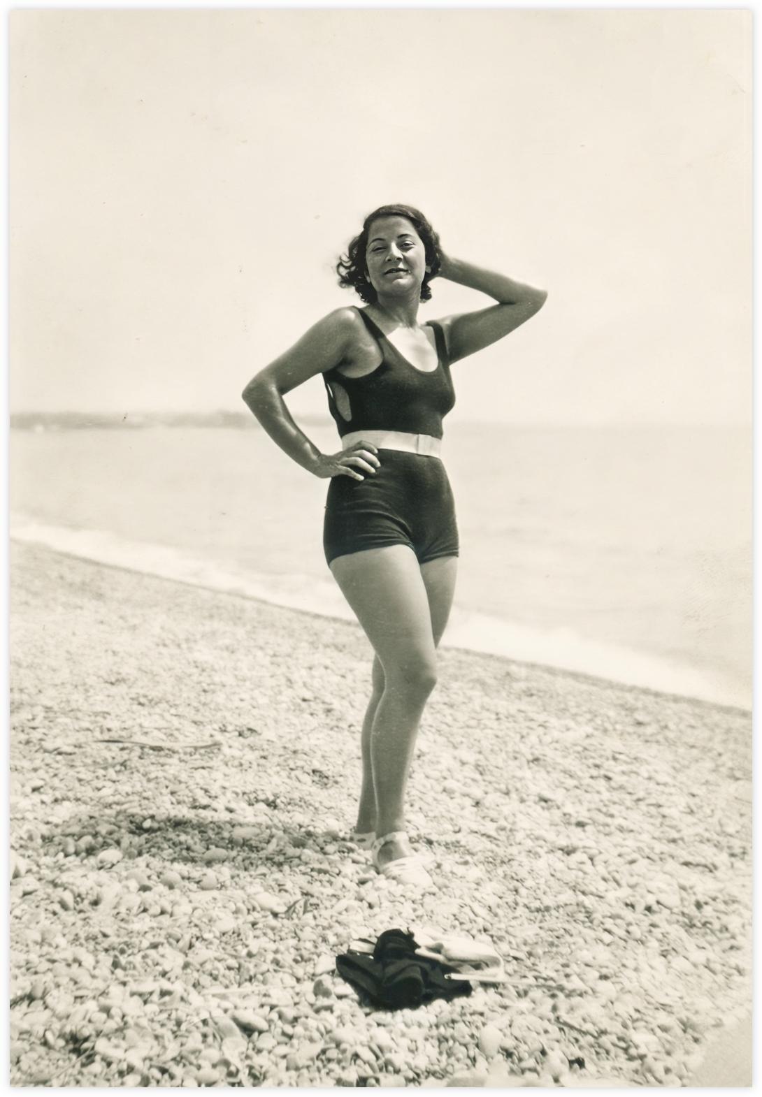 34 Daria sur la plage de Cagnes sur Mer en juillet 1930