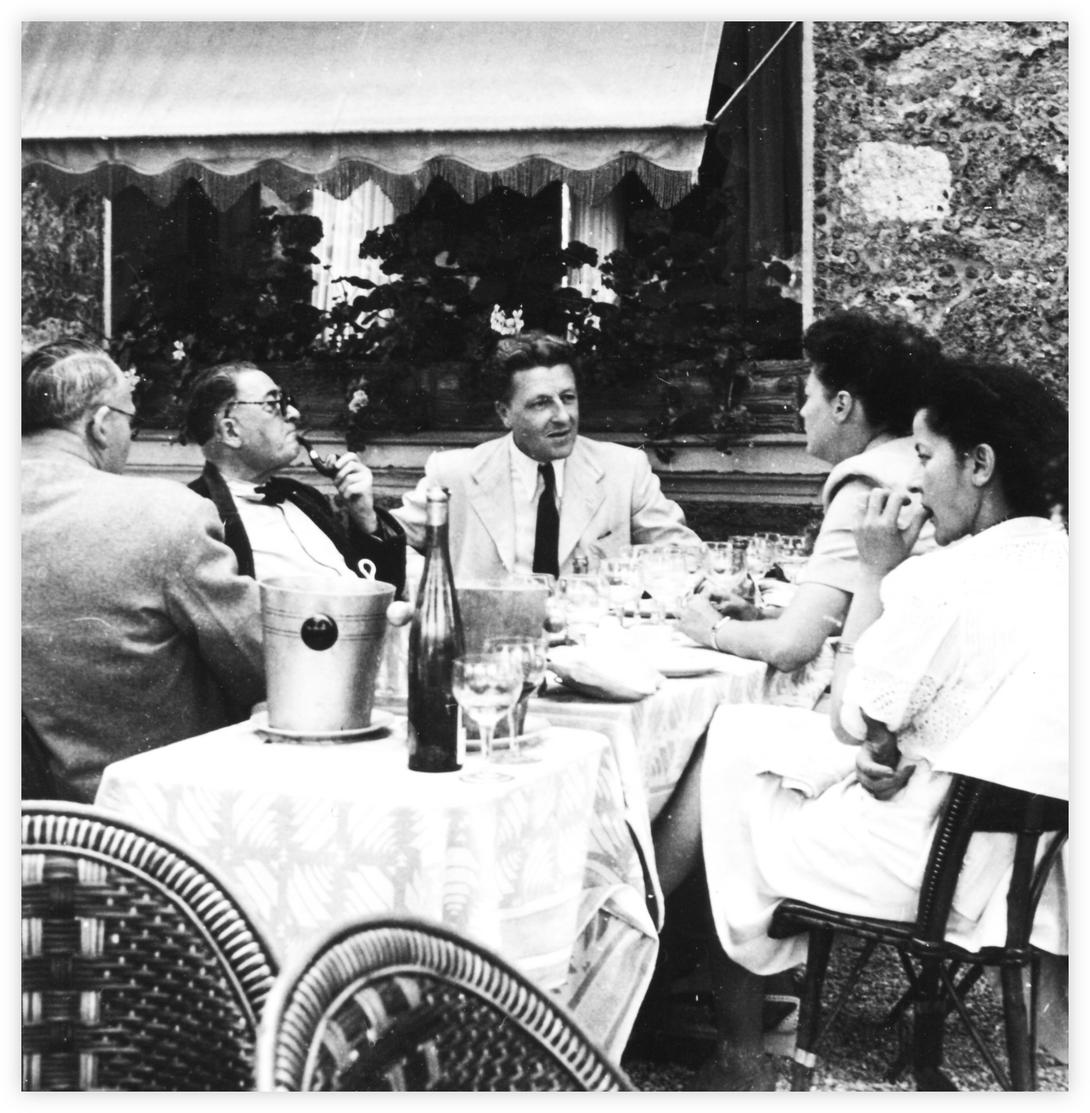 48 Avec Jean Paul Sartre dans un café avec Georges Vallois. Début des années 1950. ©Ergy LandauARJL