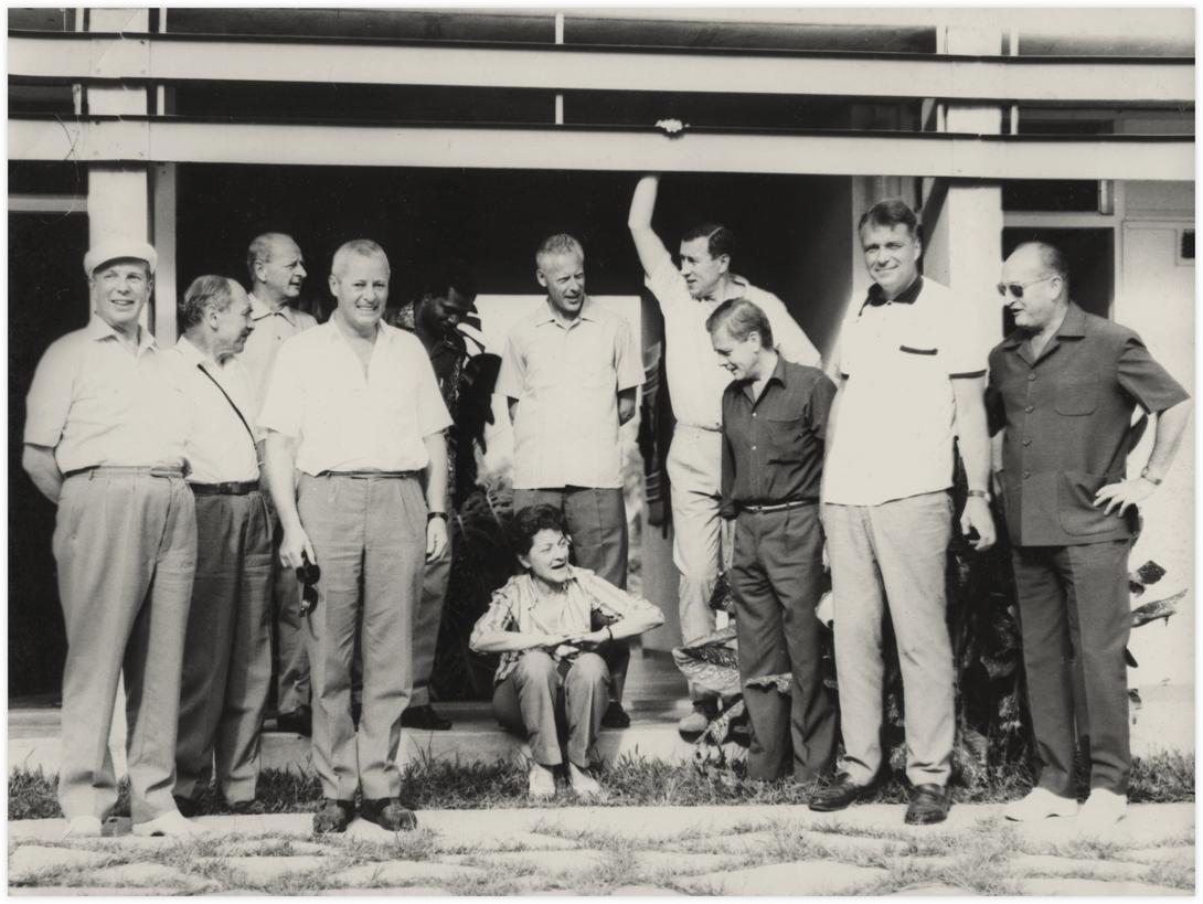 52 Daria en Côte d'Ivoire avec le Pen Club 1967. Daria est la seule femme ecrivain du groupe. Elle semble plaisanter avec les autres participants.