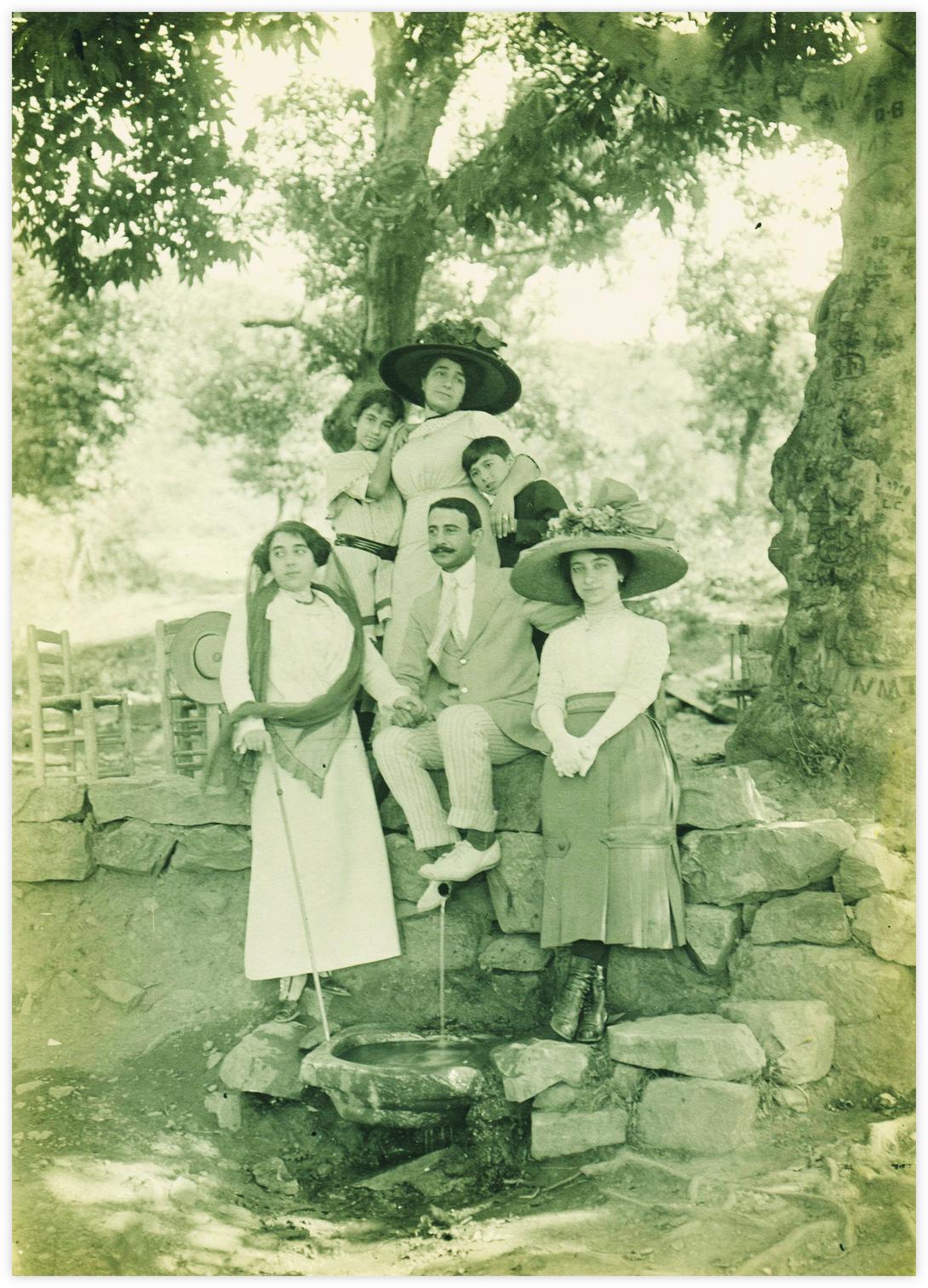 9 En vacances à Tashdelen Photo de vacances autour d'une source d'eau thermale à Tashdelen. Madeleine (Mady) Djabourov, tenant la main d'Aram Gamsaragan, frère ainé de Daria, Daria penchée sur l'épaule de sa mère Galinig, Stefan Djabourov cousin germain de Daria, Sirvart une cousine de la famille connue pour avoir les yeux très clairs. Un grand moment de bonheur et de détente.