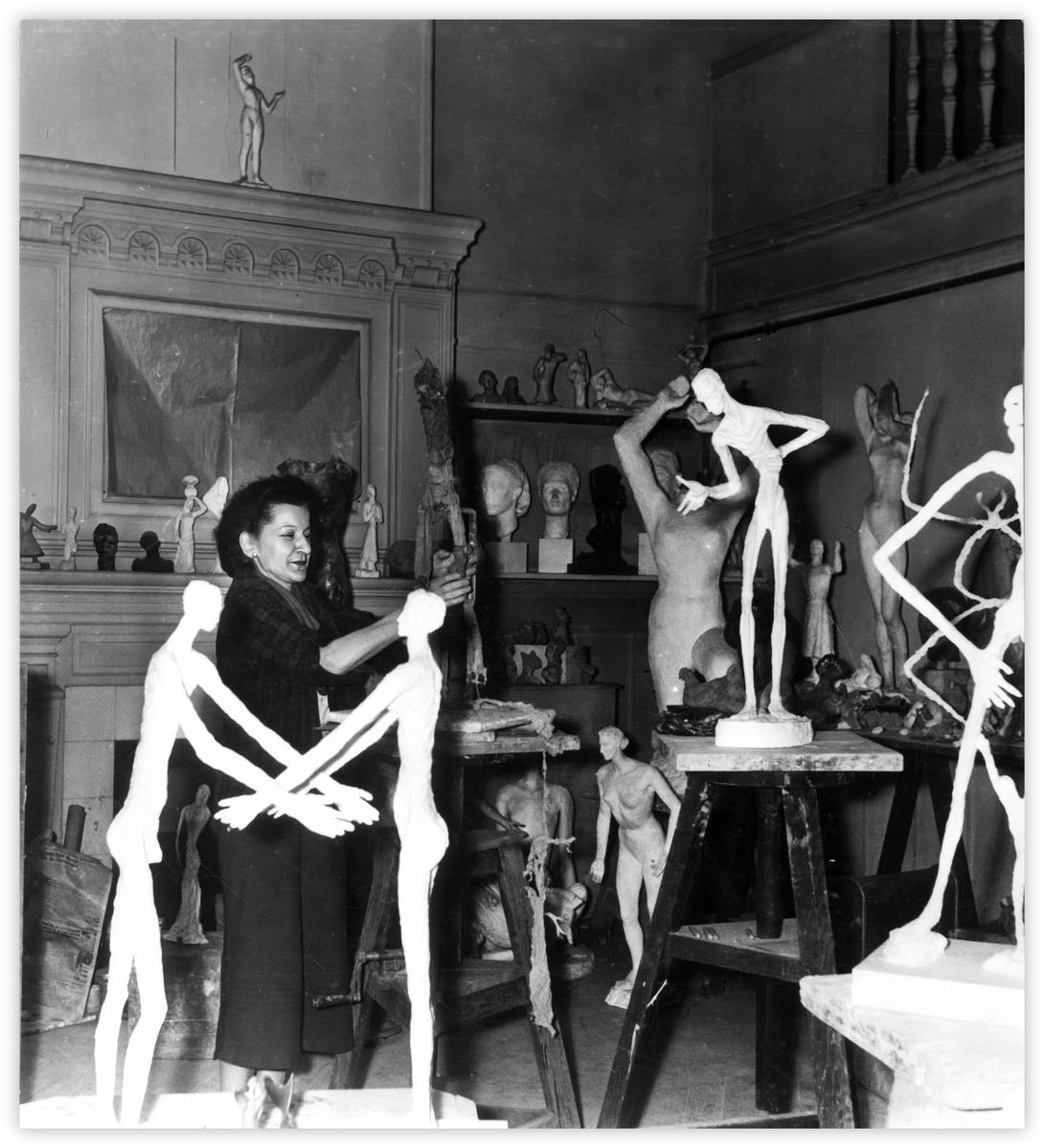 Daria Gamsaragan dans son atelier, Villa Spontini, Paris, vers 1957 -2