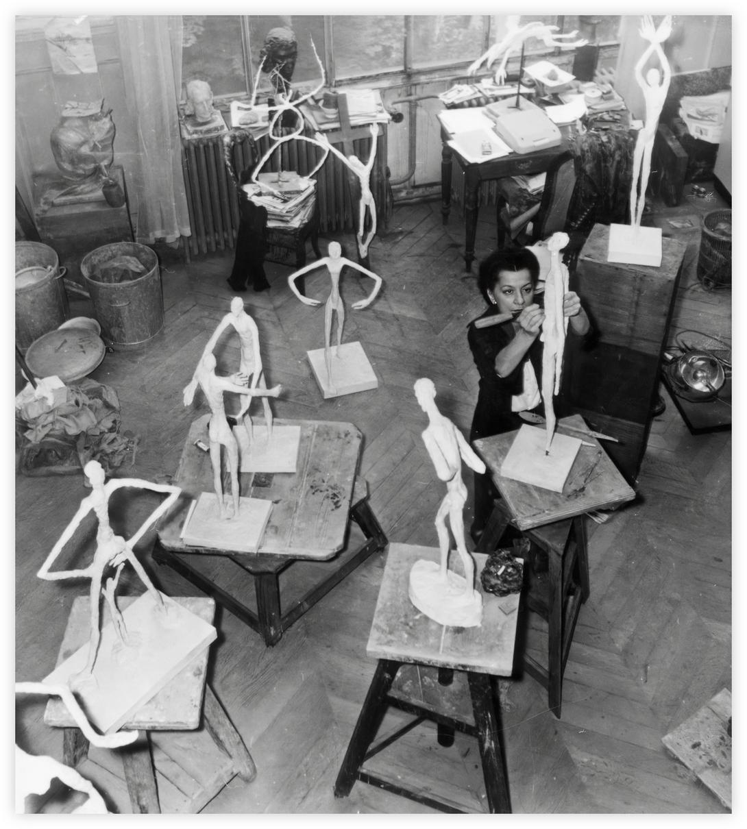 Daria Gamsaragan dans son atelier, Villa Spontini, Paris, vers 1957 -1