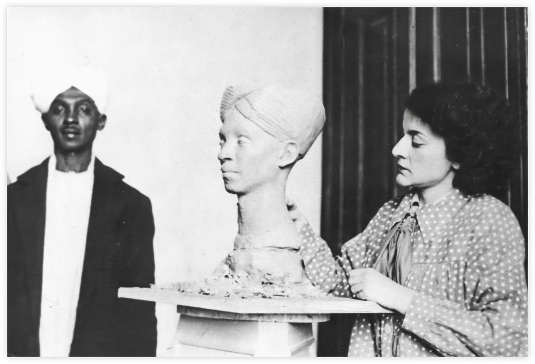 Daria Gamsaragan et la sculpture de l’homme au turban (le soudanais) (Alexandrie)