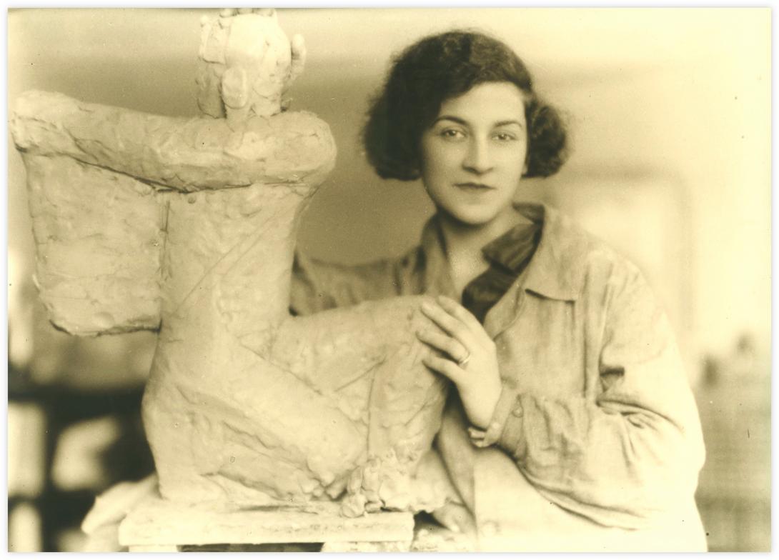 Daria Gamsaragan et sa sculpture, Paris, Photo Alban, 46 Rue de Ponthieu, Paris