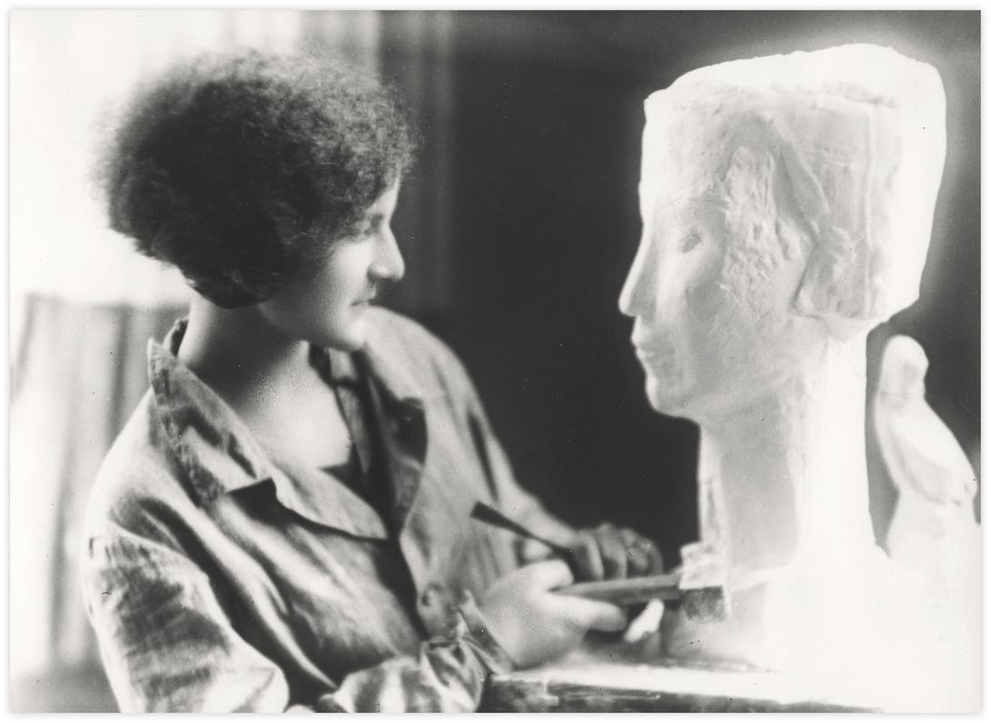 Daria face à sa sculpture 1932, Paris, Photo Alban Paris, 46 rue de Pontieu, Paris